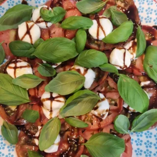 #thecookingflorist this is a summer goto @thelostflowershed #capresesalad .